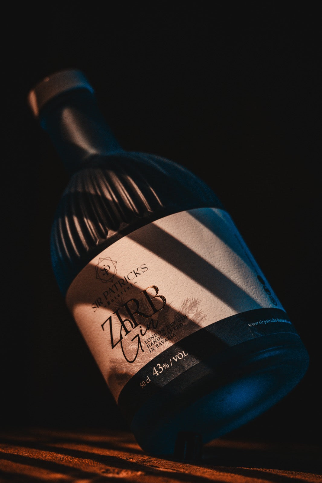 Flasche Zirb London Dry Gin – Premium Gin aus Bayern mit Zirbe-Note, handgemacht und hochwertig